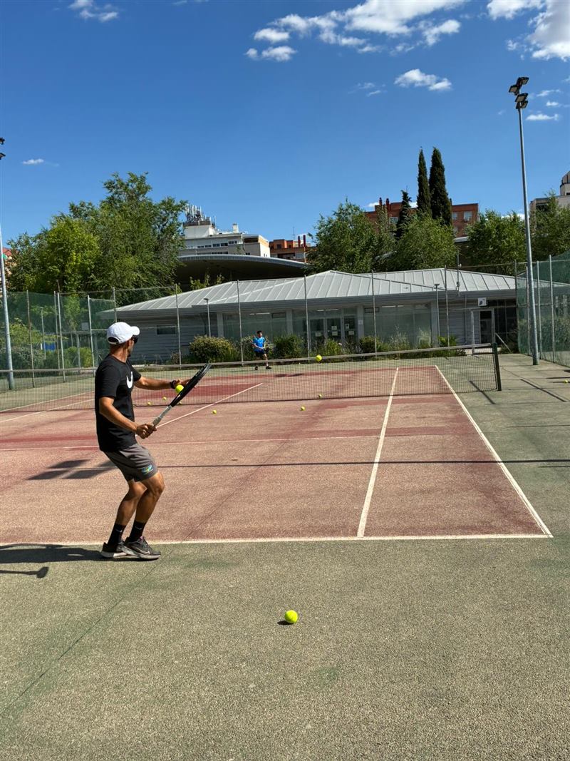 Entrenador dando una clase de tenis en el Club de Tenis Madrid Río